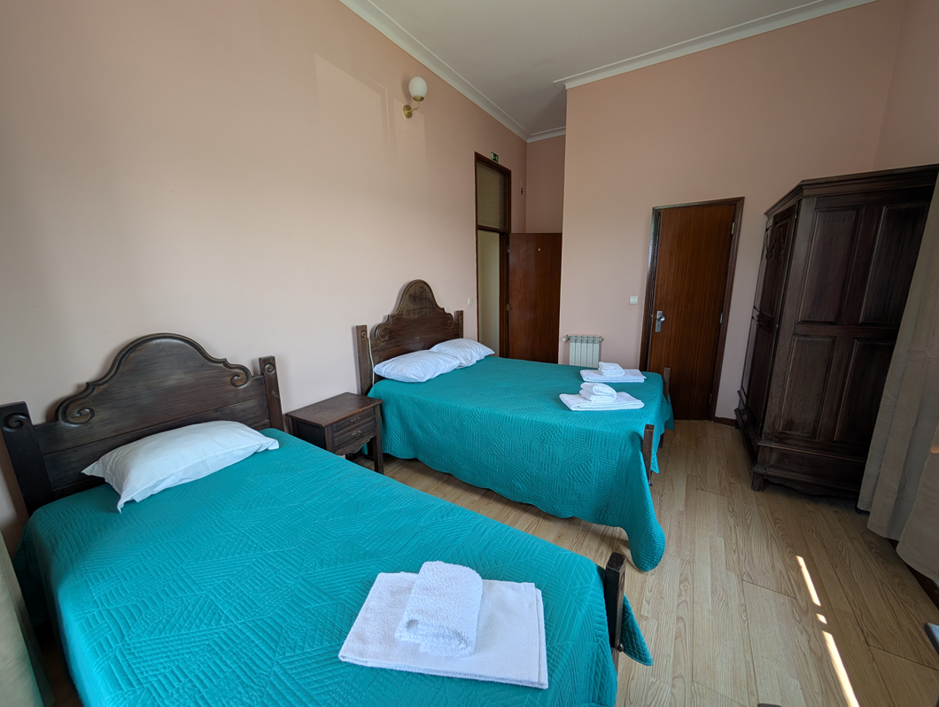 Foto 1, 1 x Cama de casal + 1 Cama solteiro | Catavento